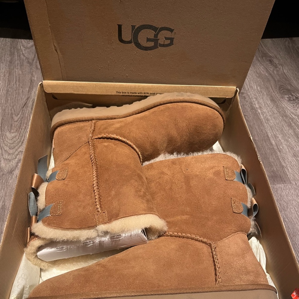 UGG W Bailey Bow II Shimmer Boots in Tan